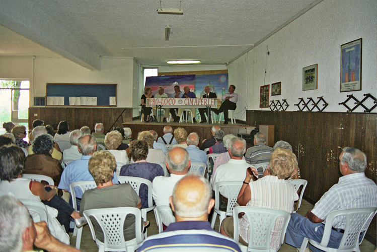 Il pubblico Ã¨ numeroso in sede per l'inaugurazione del 21-07-2007