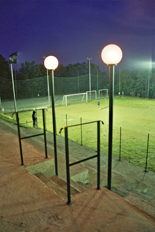 Nuove luci si accompagnano alla nuova illuminazione del campo di calcio.