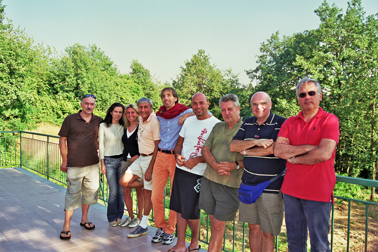 Un gruppo di amici posa all'inagurazione della terrazza il 21-07-2007